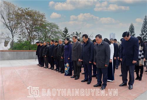 Lãnh đạo tỉnh dâng hương tưởng nhớ Chủ tịch Hồ Chí Minh và các Anh hùng liệt sĩ