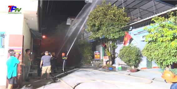 Thực tập phương án chữa cháy tại tổ dân phố số 1, phường Trưng Vương.