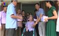 Hội Chữ thập đỏ phường Gia Sàng tặng xe lăn cho mẹ liệt sỹ.