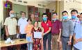 CLB Doanh nghiệp phường Tân Lập trao tiền hỗ trợ cho nạn nhân chất độc da cam.