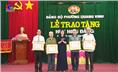 Đảng bộ phường Quang Vinh trao Huy hiệu Đảng đợt 19/5.