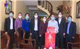 Đoàn đại biểu của Tỉnh thăm, tặng quà 3 gia đình người có công với cách mạng tại phường Trưng Vương.