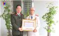 Trao tặng Huy hiệu 75 năm tuổi Đảng, đợt 3/2/2022 cho đảng viên Lê Tính, Đảng bộ phường Tích Lương.