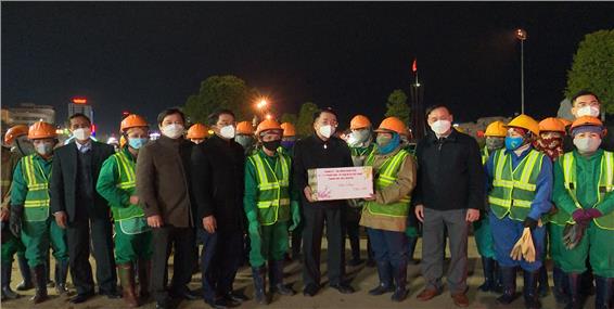 Lãnh đạo thành phố Thái Nguyên thăm, động viên các đội vệ sinh môi trường đêm Giao Thừa.