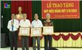 Đồng chí Phó Bí thư thường trực Thành ủy trao tặng Huy hiệu Đảng cho 15 đảng viên phường Tích Lương.