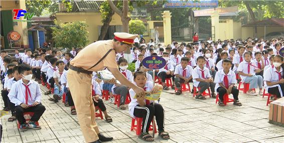Tuyên truyền các kiến thức về An toàn giao thông và phòng, chống bạo lực, xâm hại trẻ em tại trường THCS Linh Sơn.