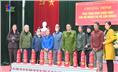 Phường Quang Trung tặng bình chữa cháy cho các hộ nghèo, cận nghèo.