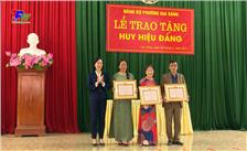 Đảng bộ phường Gia Sàng tổ chức lễ trao tặng Huy hiệu Đảng đợt 7/11.