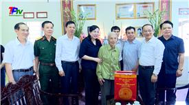 Đồng chí Bí thư Tỉnh ủy thăm, Tặng quà Chiến sỹ Điện Biên, Thanh niên xung phong, Thân nhân liệt sỹ tại thành phố Thái Nguyên.