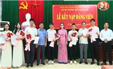 Chi bộ trường THPT Ngô Quyền: Kết nạp 6 đảng viên là học sinh ưu tú.