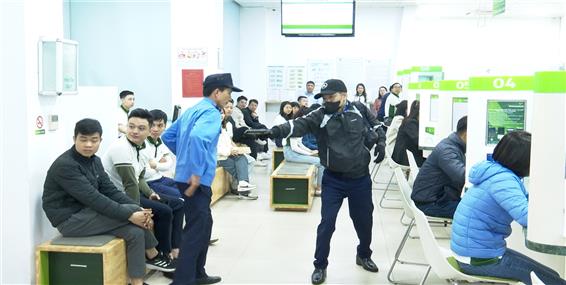 Diễn tập các phương án xử lý một số tình huống đảm bảo an ninh tại VietComBank Thái Nguyên.