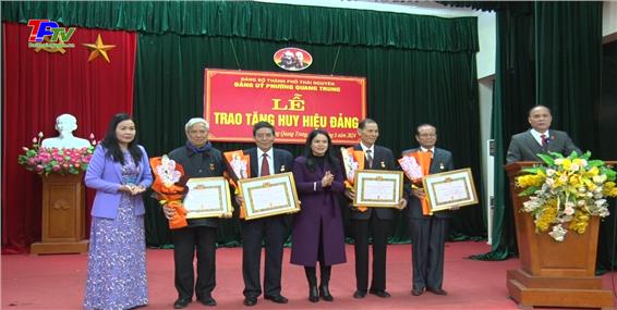 Đảng ủy phường Quang Trung tổ chức Lễ trao tặng Huy hiệu Đảng đợt 03/02/2024.