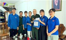 Đoàn thanh niên phường Hoàng Văn Thụ thăm, tặng quà tri ân các chiến sĩ Điện Biên.
