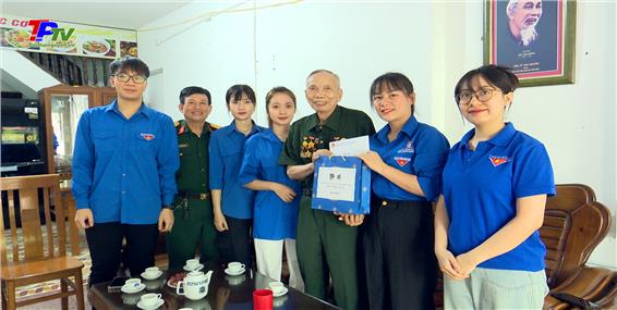 Đoàn thanh niên phường Hoàng Văn Thụ thăm, tặng quà tri ân các chiến sĩ Điện Biên.