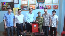 Đồng chí Bí thư Thành ủy Thái Nguyên: Thăm, tặng quà các chiến sĩ Điện Biên phường Phan Đình Phùng.