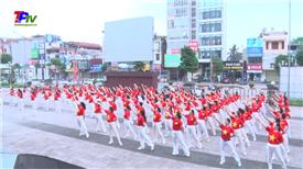 Gần 300 hội viên phụ nữ phường Hoàng Văn Thụ tham gia đồng diễn dân vũ tập thể.