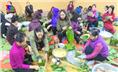 Hội Liên hiệp Phụ nữ phường Tân Lập: Gói bánh chưng gây quỹ cho phụ nữ nghèo.