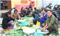 Hội phụ nữ phường Chùa Hang gói bánh chưng tặng hội viên có hoàn cảnh khó khăn