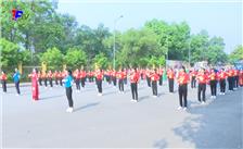 300 hội viên phụ nữ phía nam thành phố đồng diễn dân vũ chào mừng 70 năm Chiến thắng Điện Biên Phủ.
