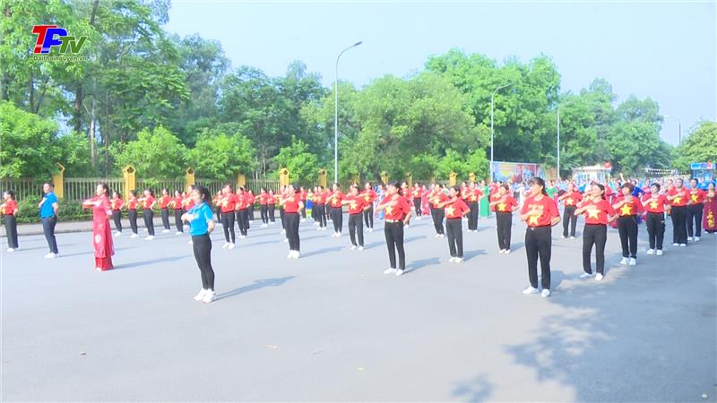 300 hội viên phụ nữ phía nam thành phố đồng diễn dân vũ chào mừng 70 năm Chiến thắng Điện Biên Phủ.