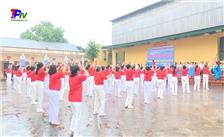 Trên 150 hội viên phụ nữ phường Tân Lập tham gia đồng diễn dân vũ.