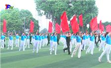 Hơn 200 hội viên Hội LHPN và Hội cựu chiến binh phường Thịnh Đán đồng diễn dân vũ.