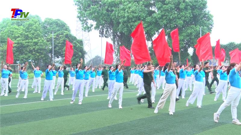 Hơn 200 hội viên Hội LHPN và Hội cựu chiến binh phường Thịnh Đán đồng diễn dân vũ.