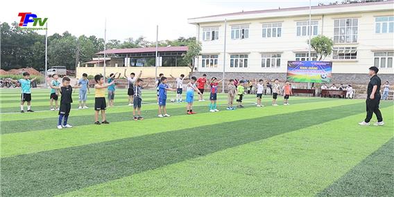 Khai giảng lớp học bóng đá dành cho thiếu niên nhi đồng.