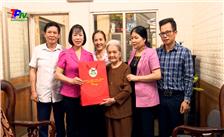 Lãnh đạo thành phố Thái Nguyên thăm, tặng quà gia đình người có công tham gia chiến dịch Điện Biên Phủ.
