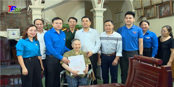 Đoàn công tác của thành phố Thái Nguyên thăm, tặng quà Chiến sỹ Điện Biên.