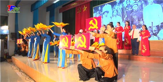 Phường Phan Đình Phùng: Chương trình nghệ thuật quần chúng chào mừng kỷ niệm các ngày lễ lớn.