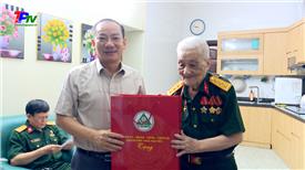 Đồng chí Phó Bí thư thường trực Thành ủy thăm, tặng quà Chiến sỹ Điện Biên tại phường Hoàng Văn Thụ.