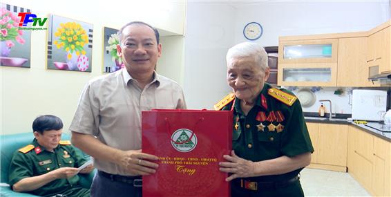 Đồng chí Phó Bí thư thường trực Thành ủy thăm, tặng quà Chiến sỹ Điện Biên tại phường Hoàng Văn Thụ.