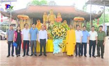 Đồng chí Phó Bí thư Thường trực Thành ủy chúc mừng các Tăng ni, Phật tử nhân Đại lễ Phật Đản.