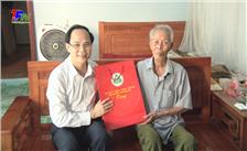 Đồng chí Chủ tịch UBND thành phố Thái Nguyên thăm, tặng quà chiến sĩ Điện Biên.