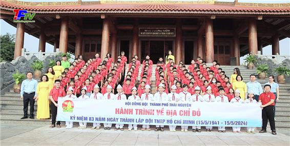 Liên đội trường Tiểu học Gia Sàng dâng hương tưởng niệm 60 liệt sỹ TNXP Đại đội 915.
