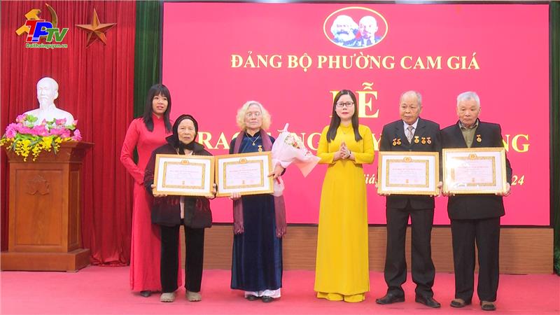 18 đảng viên Đảng bộ phường Cam Giá được trao tặng Huy hiệu Đảng đợt 3/2.