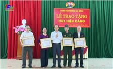 Đồng chí Phó Bí thư Thường trực Thành ủy trao Huy hiệu Đảng tại Đảng bộ phường Gia Sàng.