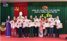 Đảng bộ phường Hoàng Văn Thụ: Trao tặng huy hiệu Đảng đợt 19/5.