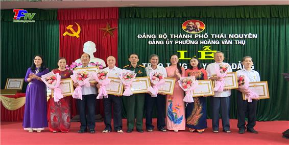 Đảng bộ phường Hoàng Văn Thụ: Trao tặng huy hiệu Đảng đợt 19/5.