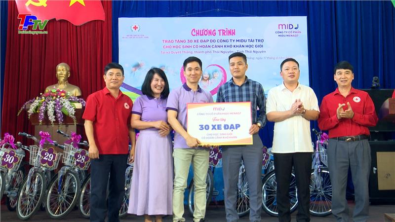 Trao tặng xe đạp cho học sinh nghèo, học sinh có hoàn cảnh khó khăn học giỏi ở xã Quyết Thắng.