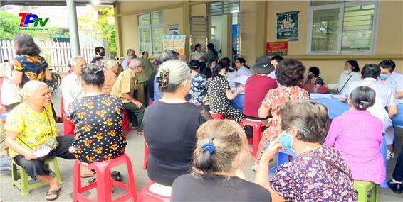 Trên 200 người cao tuổi phường Hoàng Văn Thụ được khám, tư vấn cấp thuốc miễn phí.